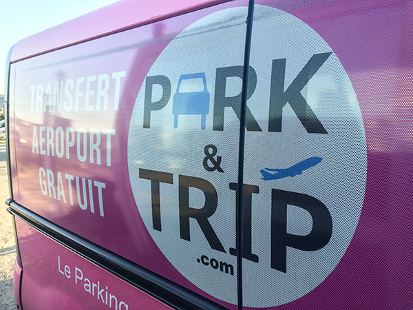Difficile de ne pas apercevoir le minibus quand il arrive à la dépose rapide de l’aéroport… Sa couleur s’aperçoit de loin.