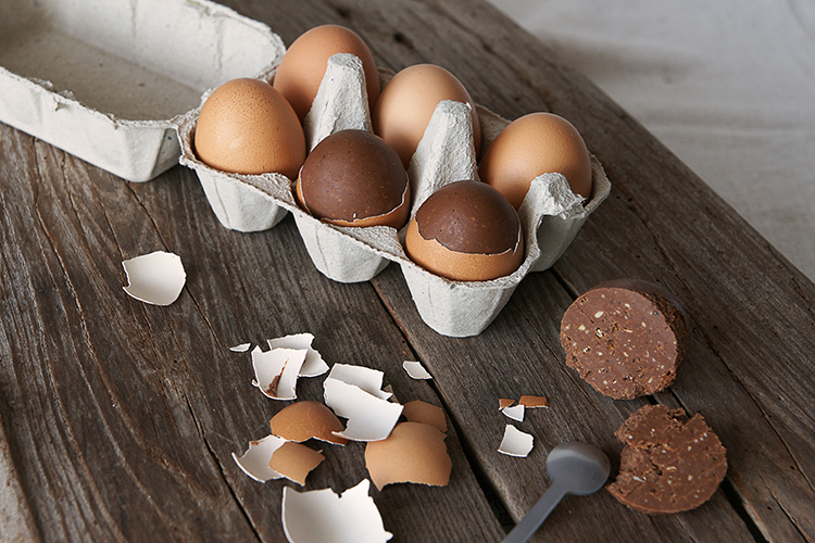 Le véritable oeuf coquille chocolat pour Pâques