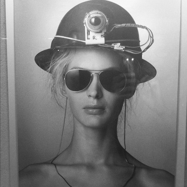 Lunettes, mode, et clou, ne cherchez pas l’intrus
