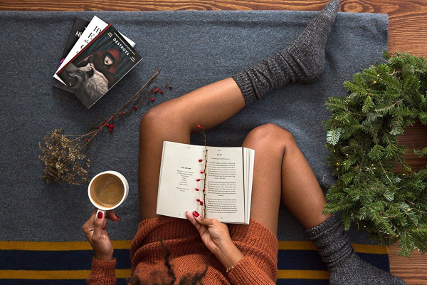 Jeune femme lecture et café en mode cocooning