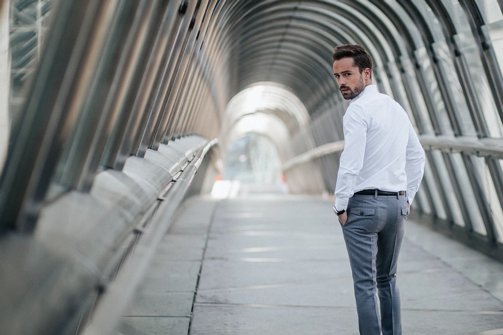 Homme en chemise dans la city